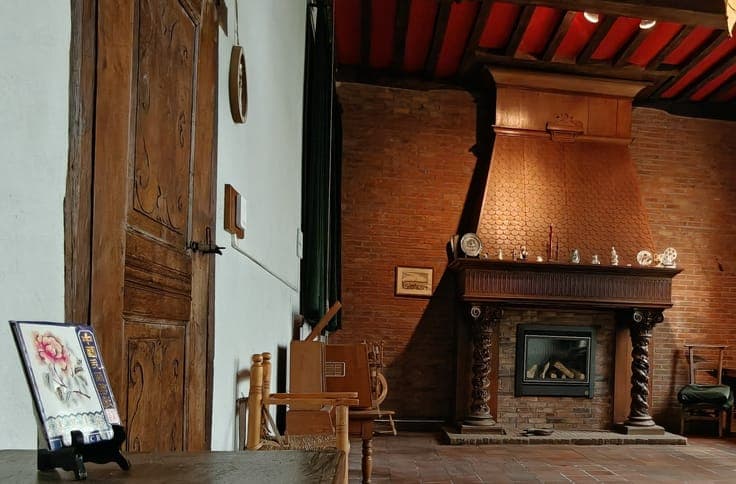 17th-century beguinage house with garden, garage