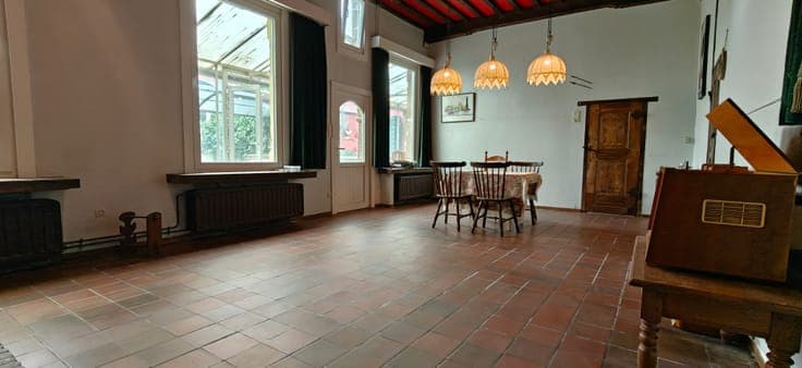 17th-century beguinage house with garden, garage