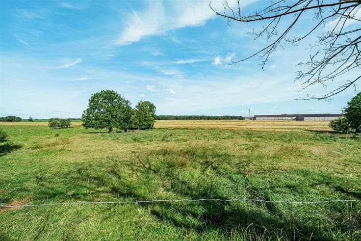 SPACIEUSE ET AUTHENTIQUE FERMETTE AVEC PATURE DE +/-73 ARES
