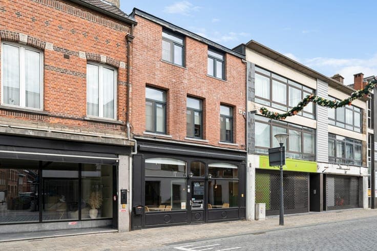 Handelsgelijkvloers en appartement in één geheel te Heren...