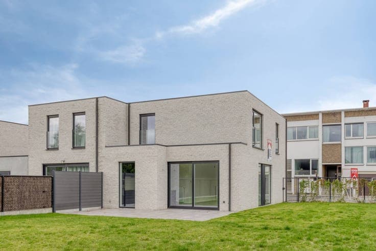 Modern corner house with 3 bedrooms and garden in Izegem
