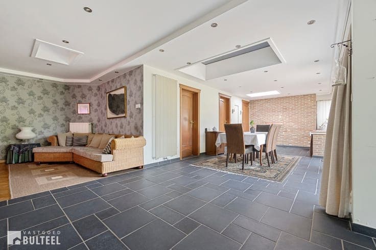 Karaktervolle woning met 5 slaapkamers op mooi perceel.