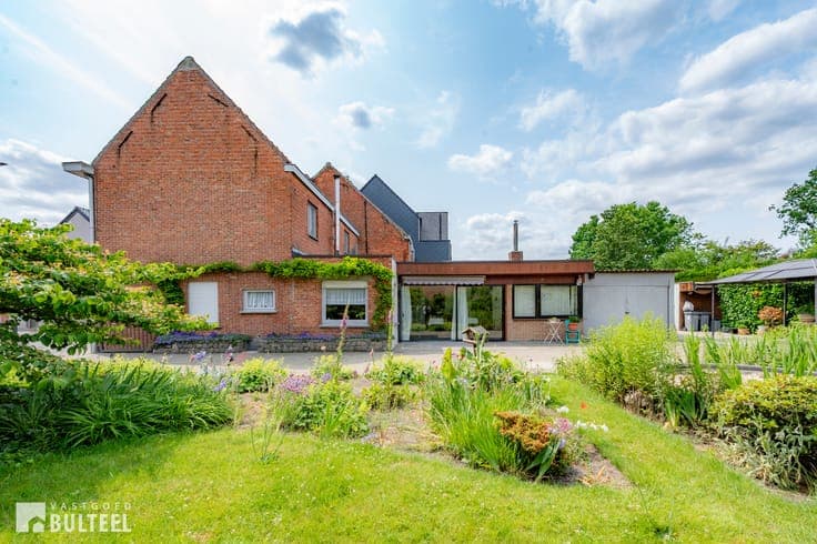 Karaktervolle woning met 5 slaapkamers op mooi perceel.