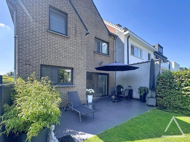 4-bedroom house with garden, garage and parking