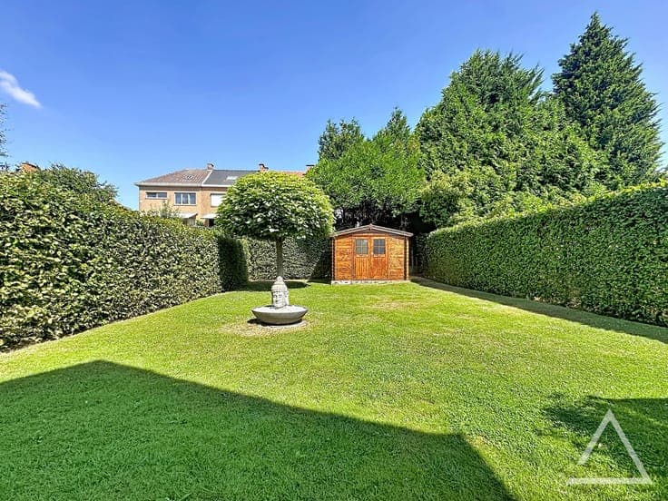 4-bedroom house with garden, garage and parking