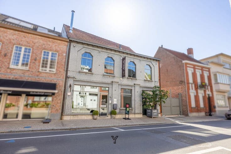 UNIQUE COMMERCIAL PROPERTY WITH WAREHOUSE AND RESIDENCE IN P