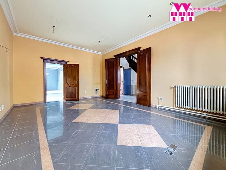 Op te knappen herenhuis met 8 slaapkamers en praktijkruim...