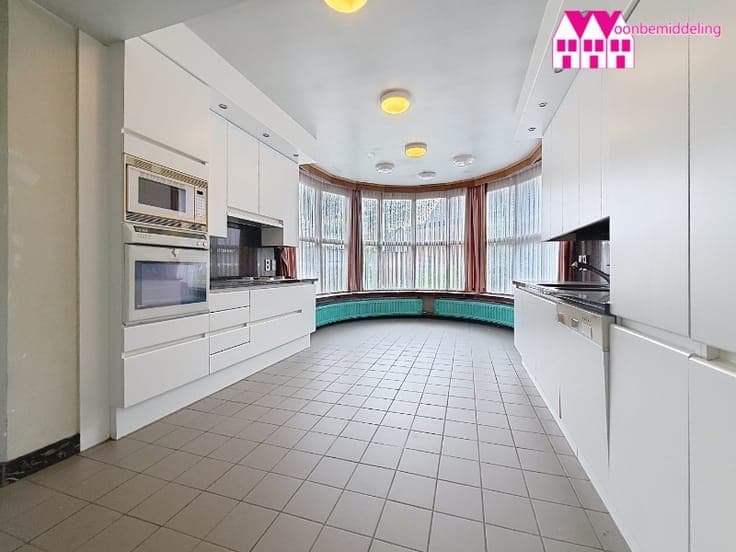 Op te knappen herenhuis met 8 slaapkamers en praktijkruim...