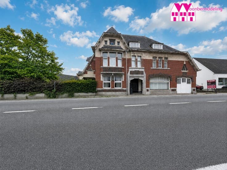 Op te knappen herenhuis met 8 slaapkamers en praktijkruim...