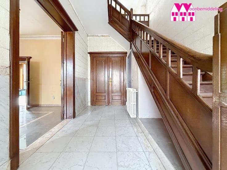 Op te knappen herenhuis met 8 slaapkamers en praktijkruim...