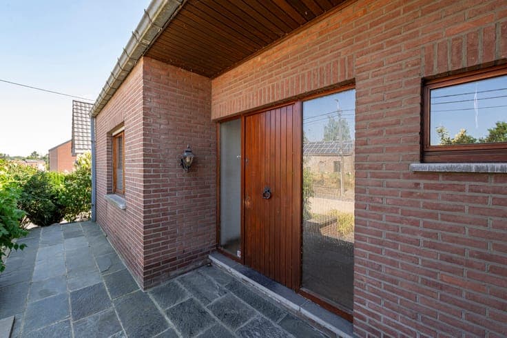 Detached villa with 5 to 6 bedrooms, garden and garage