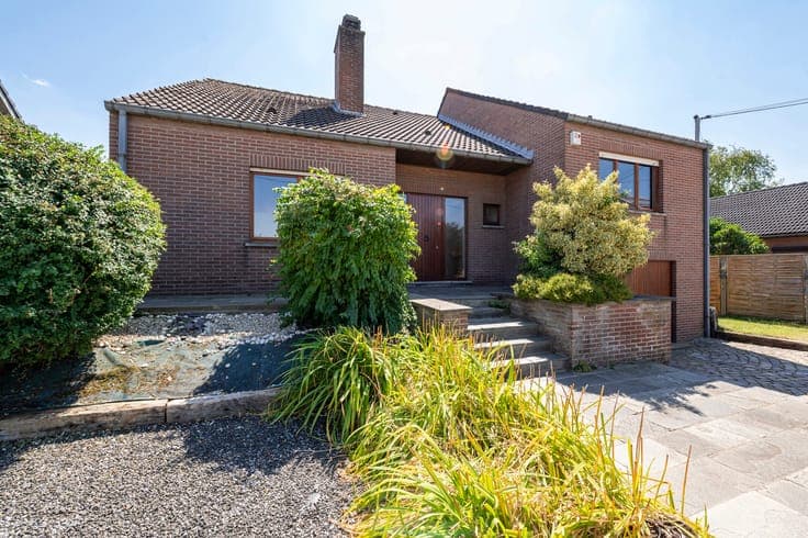 Detached villa with 5 to 6 bedrooms, garden and garage
