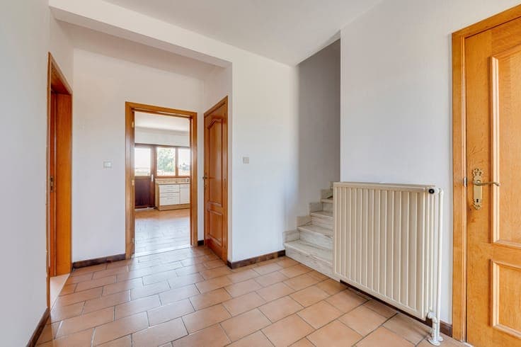 Detached villa with 5 to 6 bedrooms, garden and garage