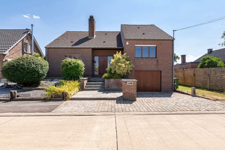 Detached villa with 5 to 6 bedrooms, garden and garage
