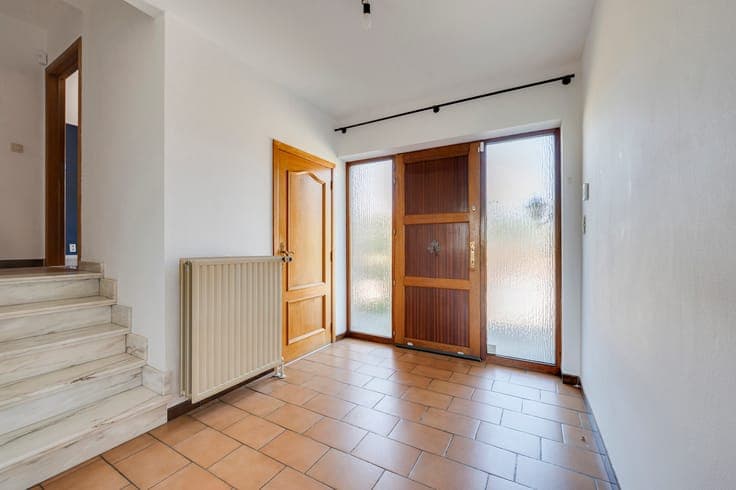 Detached villa with 5 to 6 bedrooms, garden and garage