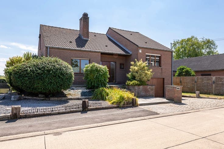 Detached villa with 5 to 6 bedrooms, garden and garage