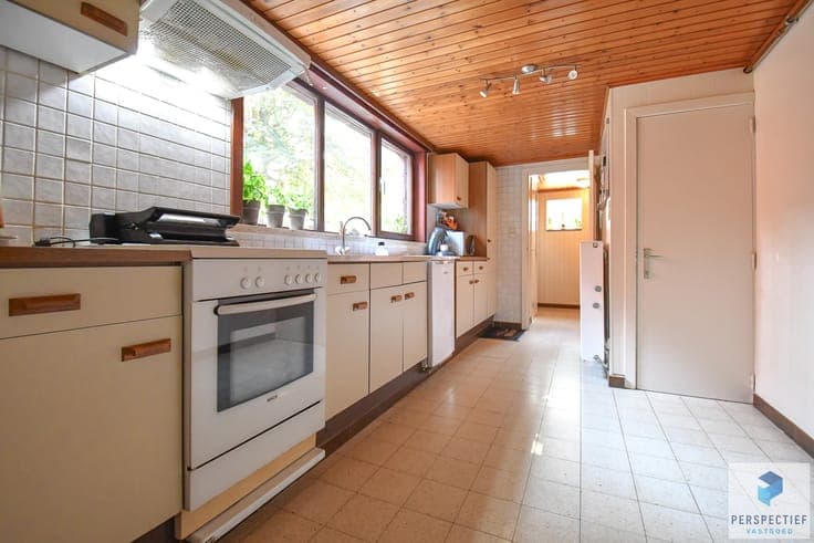 Ruime halfopen bebouwing met tuin en garage in het centru...
