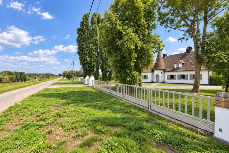 Klassevolle villa met bijgebouw op unieke ligging aan het...