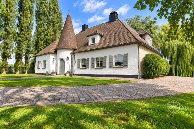 Klassevolle villa met bijgebouw op unieke ligging aan het...