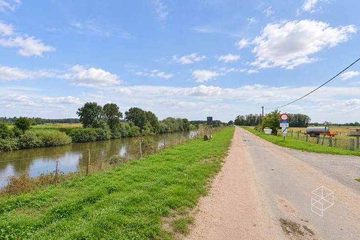 Klassevolle villa met bijgebouw op unieke ligging aan het...