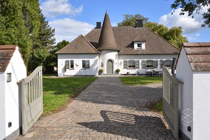 Klassevolle villa met bijgebouw op unieke ligging aan het...
