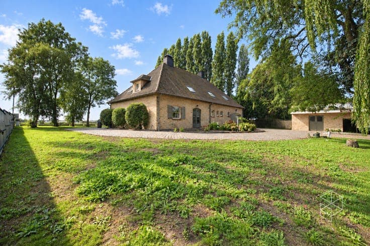Klassevolle villa met bijgebouw op unieke ligging aan het...