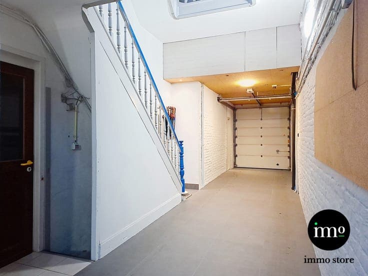 Unique property with garage, workshop & 3 living volumes
