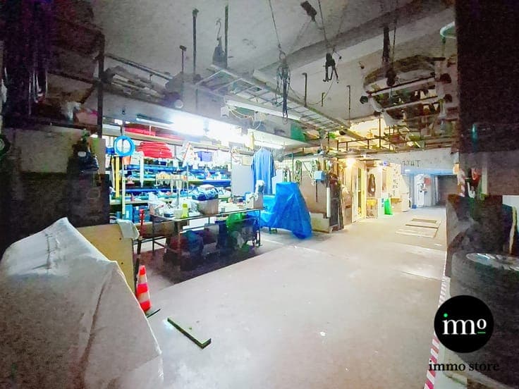 Unique property with garage, workshop & 3 living volumes