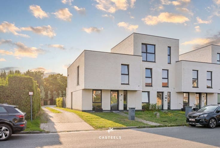 Modern semi-detached house with sunny garden and EPC A for s