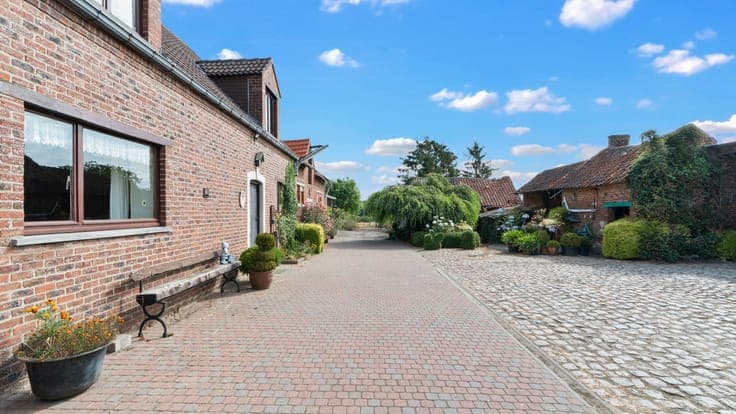 TIELT-WINGE- Ruime woning met bijgebouwen, binnenkoer op 96a