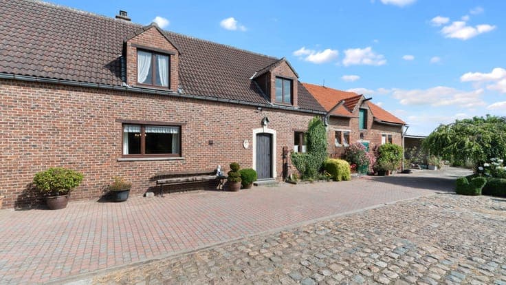 TIELT-WINGE- Ruime woning met bijgebouwen, binnenkoer op 96a