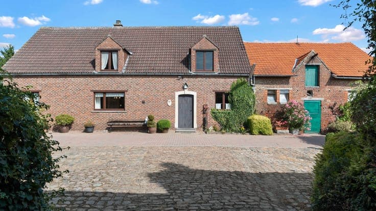 TIELT-WINGE- Ruime woning met bijgebouwen, binnenkoer op 96a