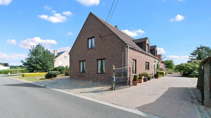 TIELT-WINGE- Ruime woning met bijgebouwen, binnenkoer op 96a