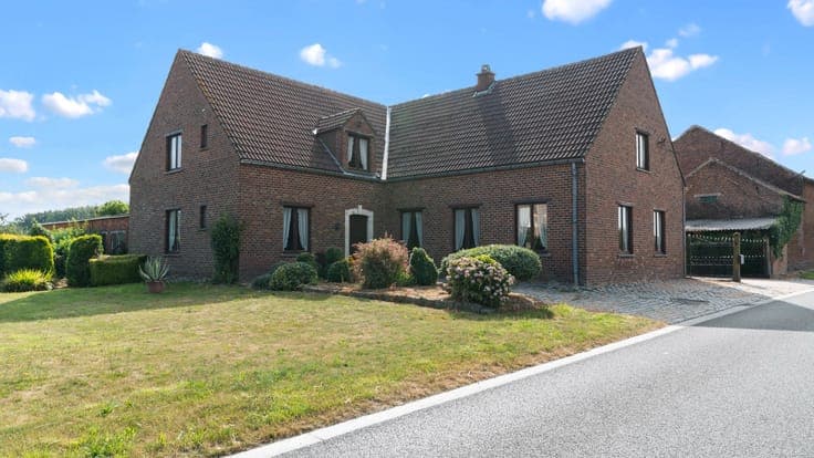 TIELT-WINGE- Ruime woning met bijgebouwen, binnenkoer op 96a