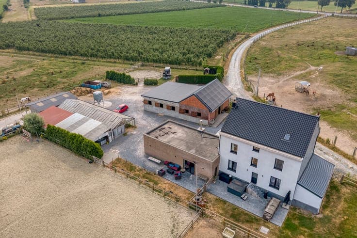 ASSE – Instapklare woning met stallen op 1,8 ha