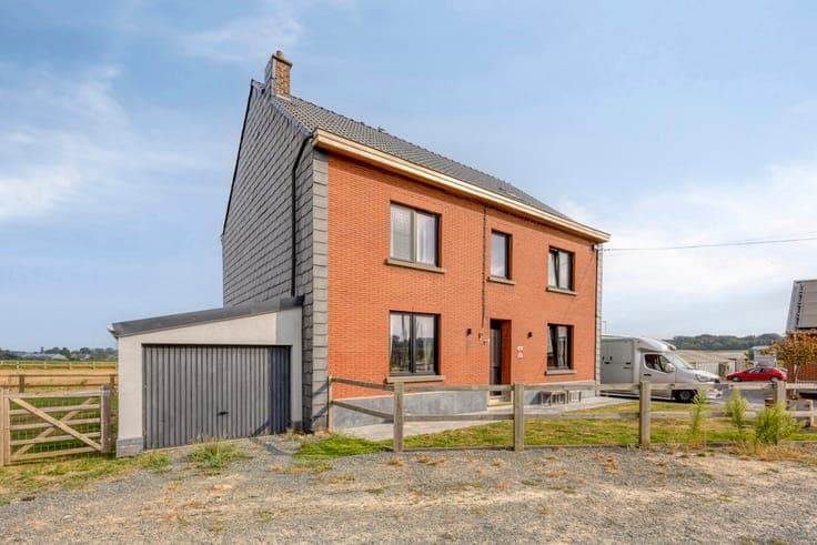 ASSE – Instapklare woning met stallen op 1,8 ha