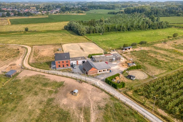 ASSE – Instapklare woning met stallen op 1,8 ha
