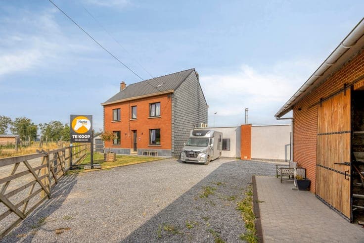 ASSE – Instapklare woning met stallen op 1,8 ha