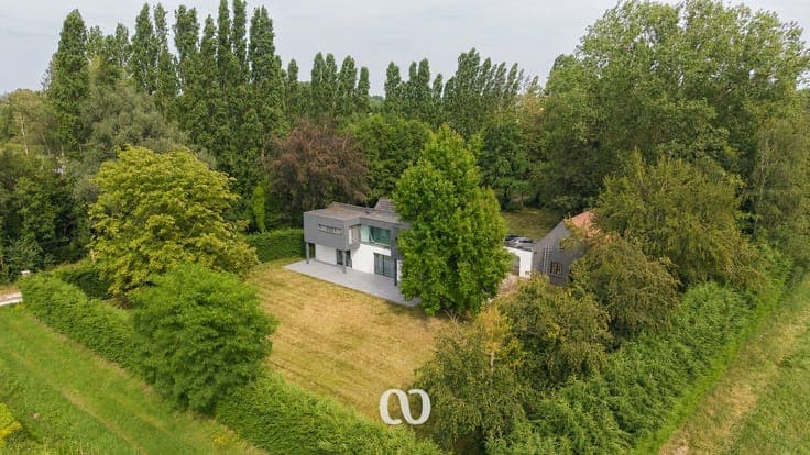 Spacious house on 6,095 m² with excellent accessibility in K