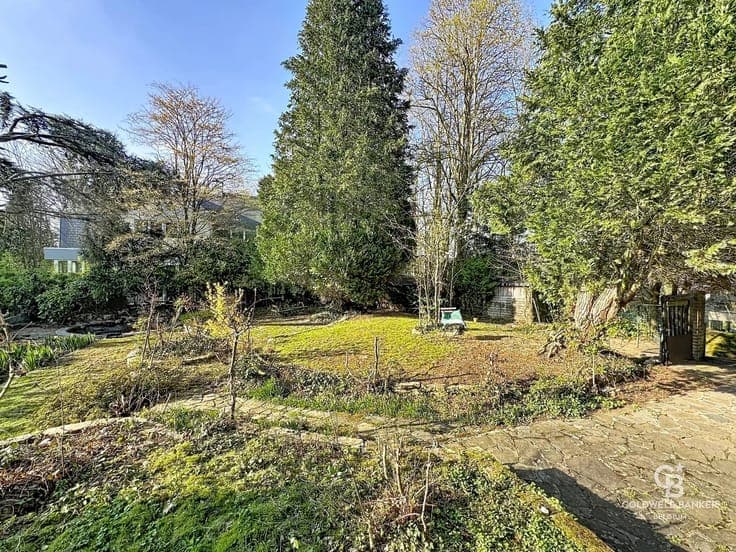 House (approx. 224 m²) in need of complete renovation / Diew