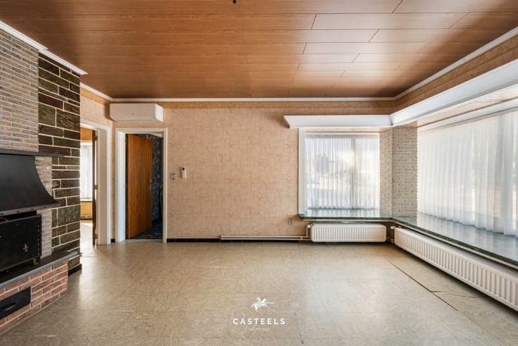 House with spacious workshop on 1,009 m² in the center of Lo