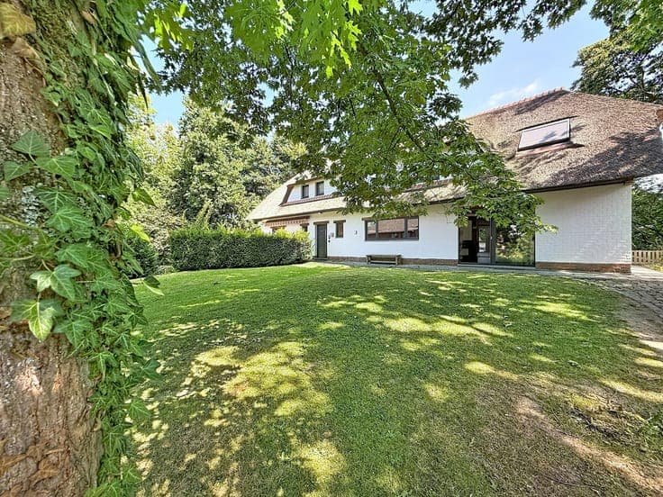 Spacious 6-bedroom villa, fully renovated