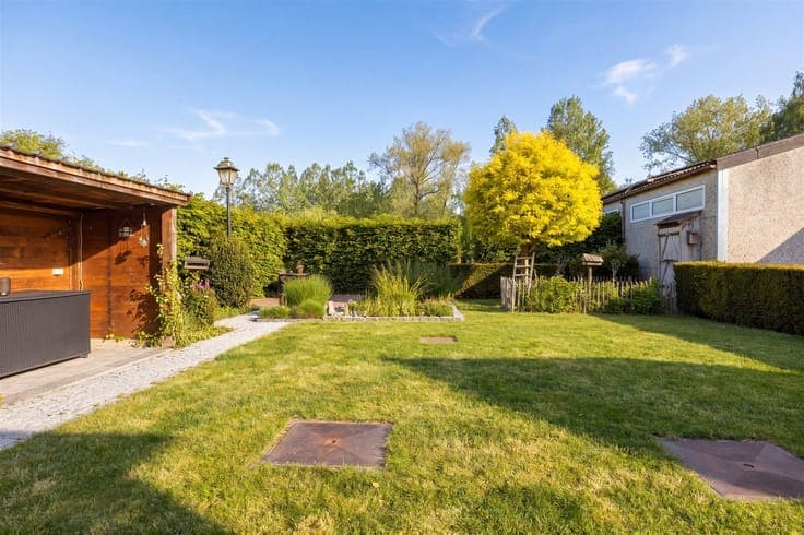 Move-in ready villa with shed and numerous possibilities