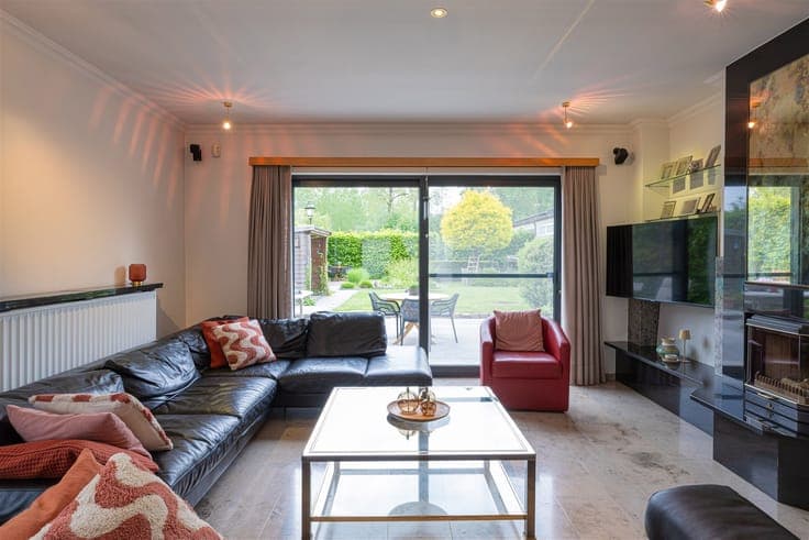 Move-in ready villa with shed and numerous possibilities