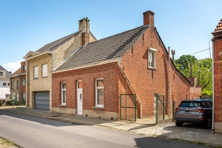 Gezinswoning met diepe tuin en dubbele garage.