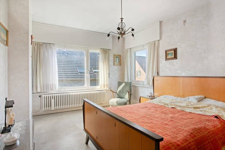 Spacious semi-detached house with garage, porch and sunny ga