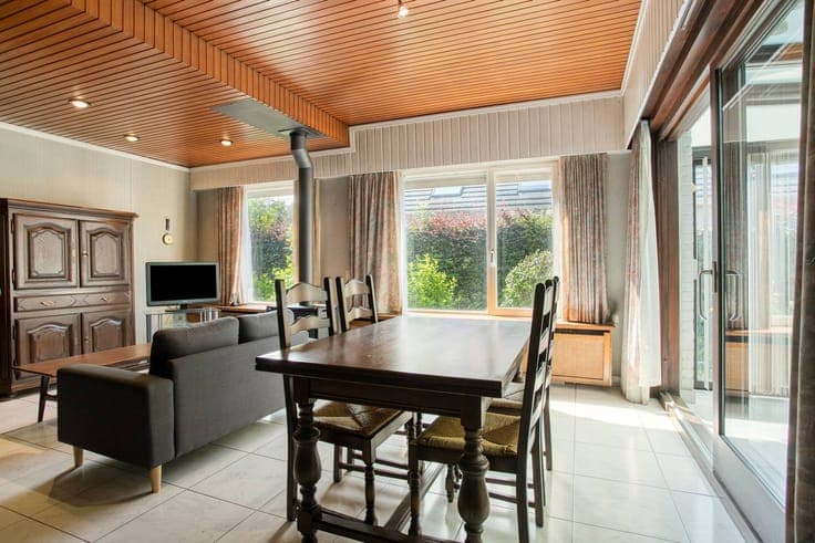 Spacious semi-detached house with garage, porch and sunny ga