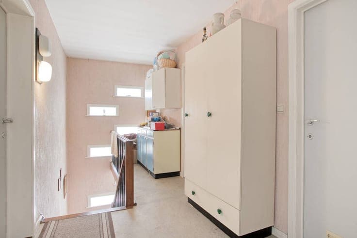 Spacious semi-detached house with garage, porch and sunny ga