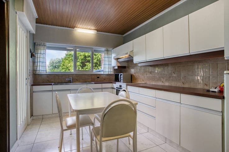 Spacious semi-detached house with garage, porch and sunny ga