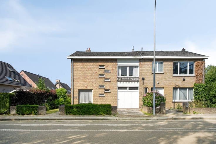 Spacious semi-detached house with garage, porch and sunny ga
